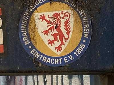 Su una trave in ferro delle scale del sottopassaggio di via Quintino Sella scrutiamo invece il simbolo dell�Eintracht Braunschweig, club della B germanica, accomunato con il Bari dall��odio� verso  il Lecce